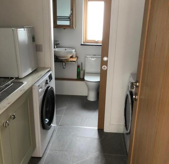 펜션 Apple Tree Barn Converted Barn With Meadow Views