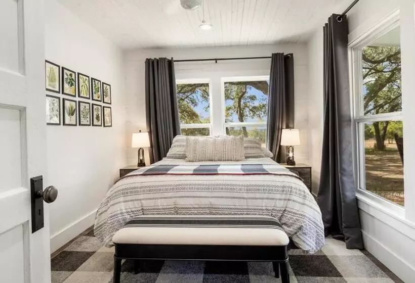 Majatalo Hill Country Mirage