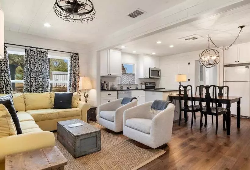 Majatalo Hill Country Mirage