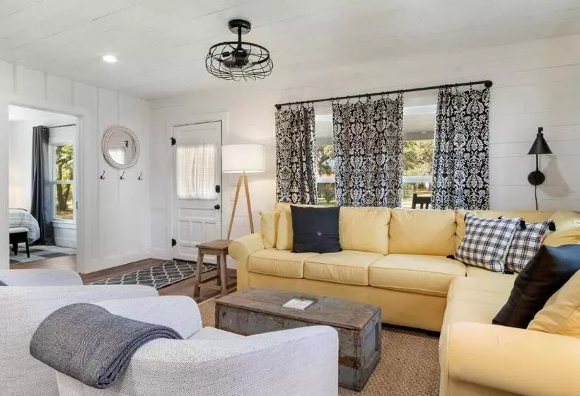 Majatalo Hill Country Mirage