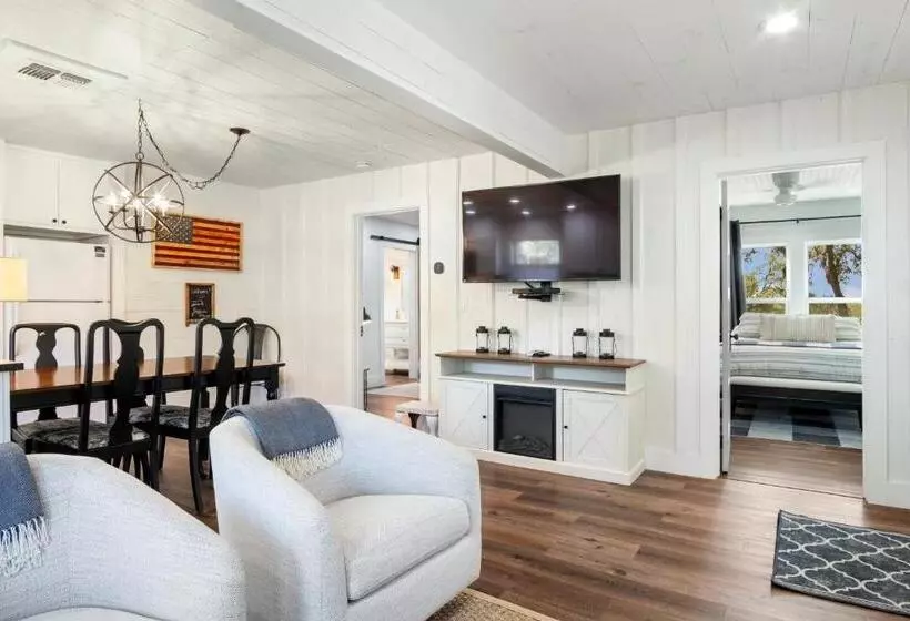 Majatalo Hill Country Mirage