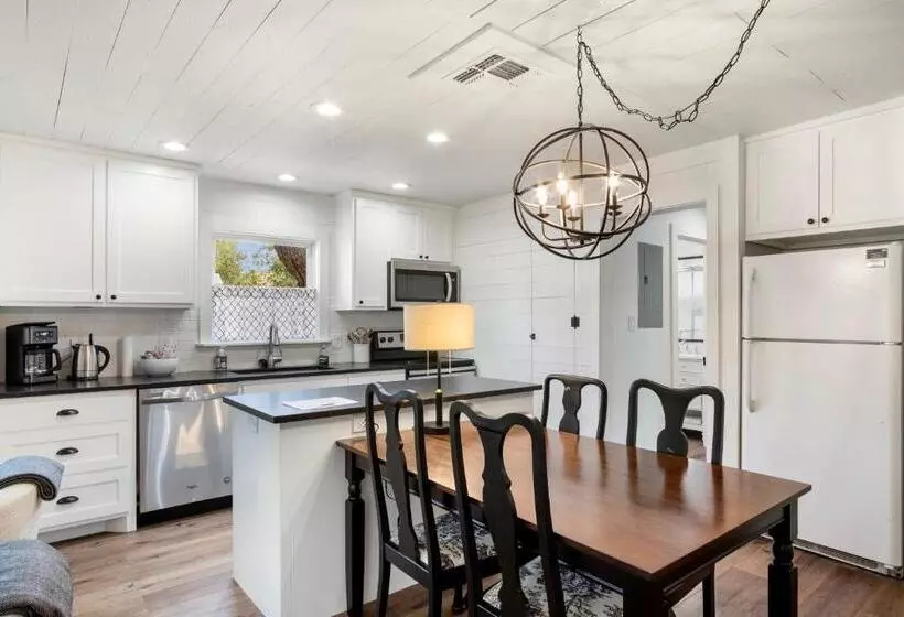 Majatalo Hill Country Mirage