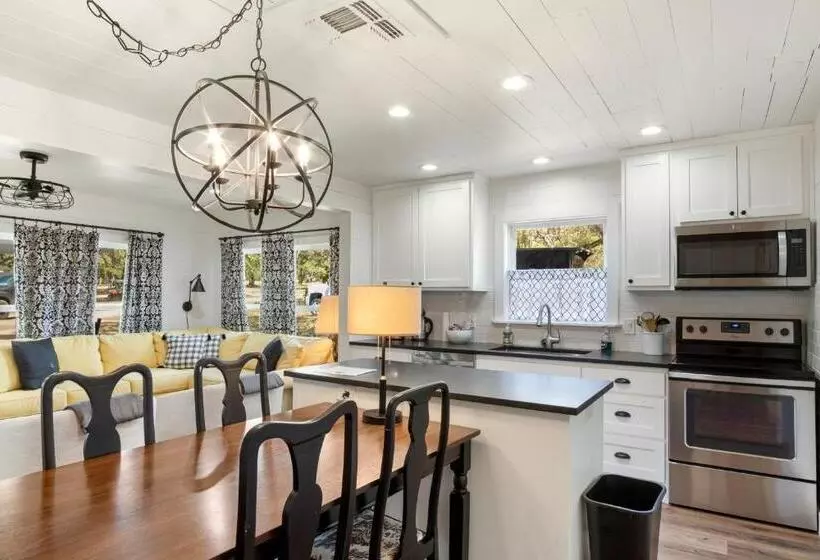 Majatalo Hill Country Mirage