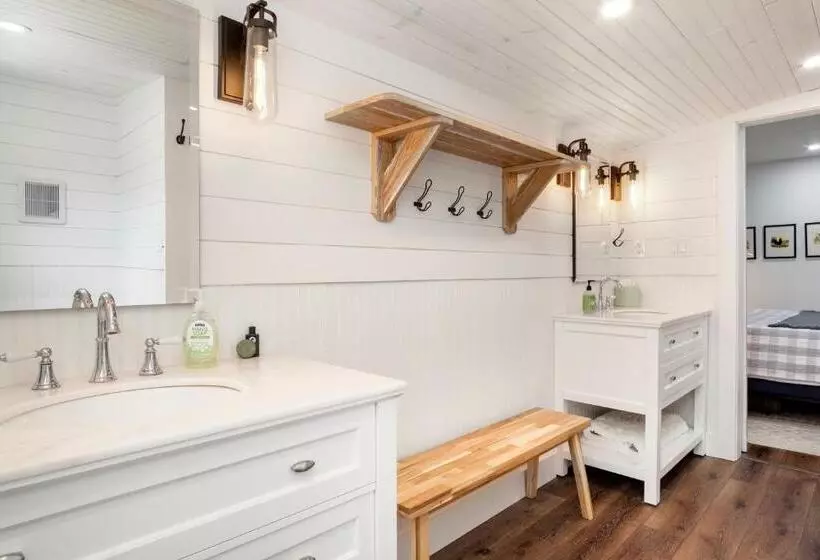 Majatalo Hill Country Mirage