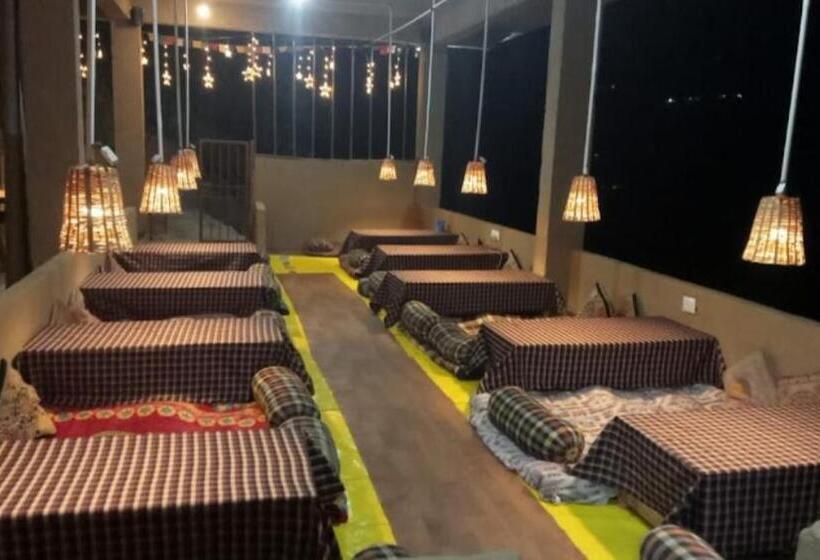 פנסיון Pyare Café And Cottage Tents