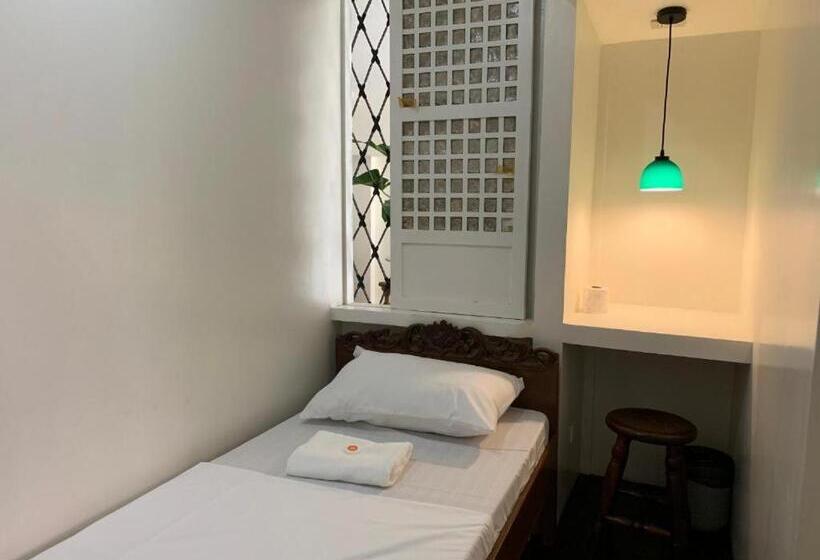 هاستل Courtyard Manila