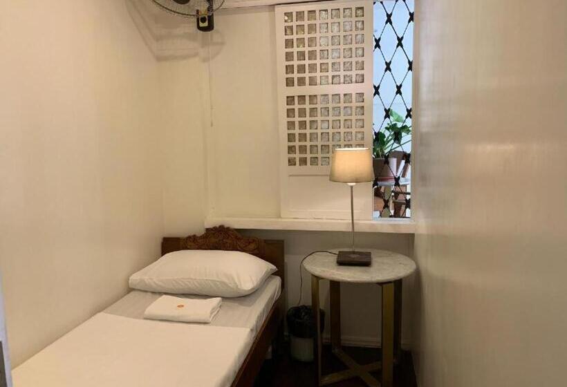 هاستل Courtyard Manila