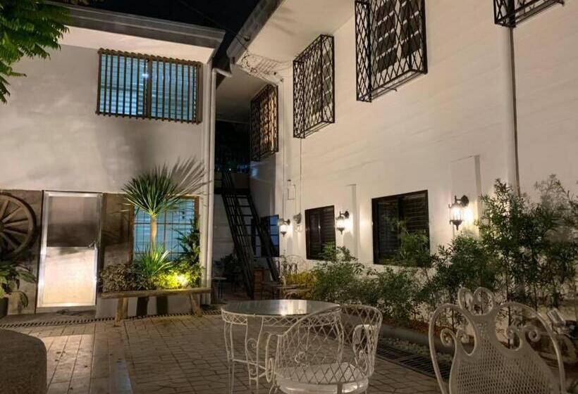 هاستل Courtyard Manila