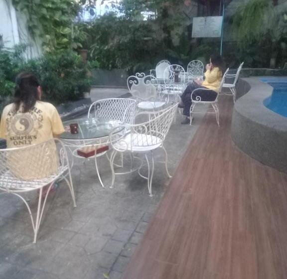 هاستل Courtyard Manila