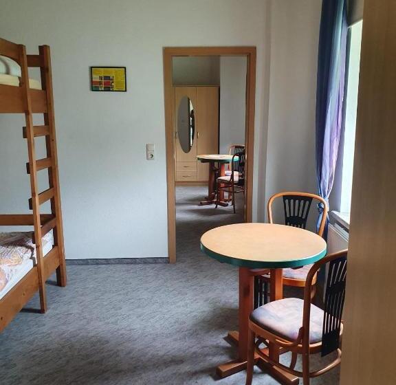 Пансион Monteurzimmer Alte Schule Heberndorf 1