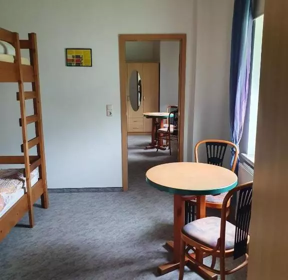 Majatalo Monteurzimmer Alte Schule Heberndorf 1