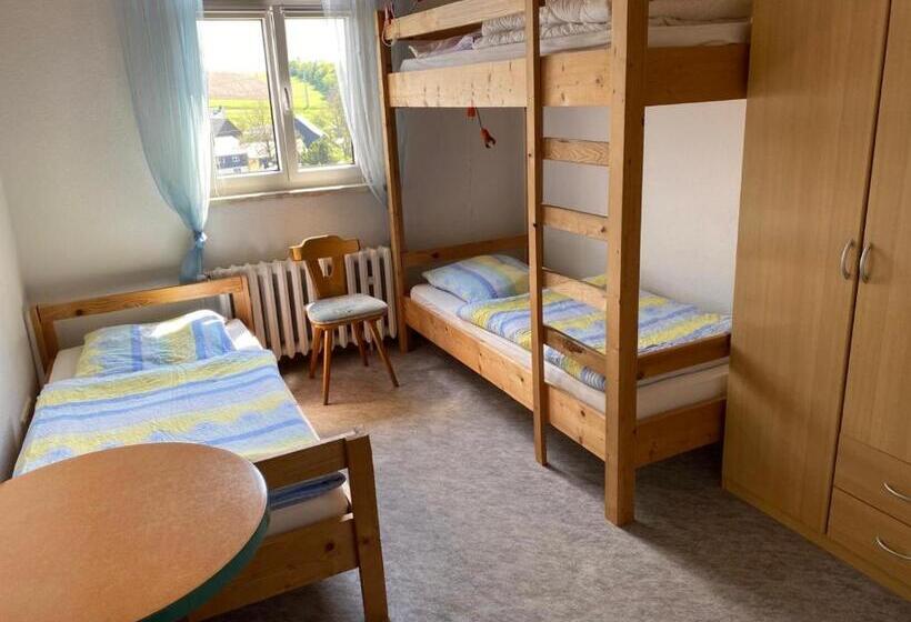 Пансион Monteurzimmer Alte Schule Heberndorf 1