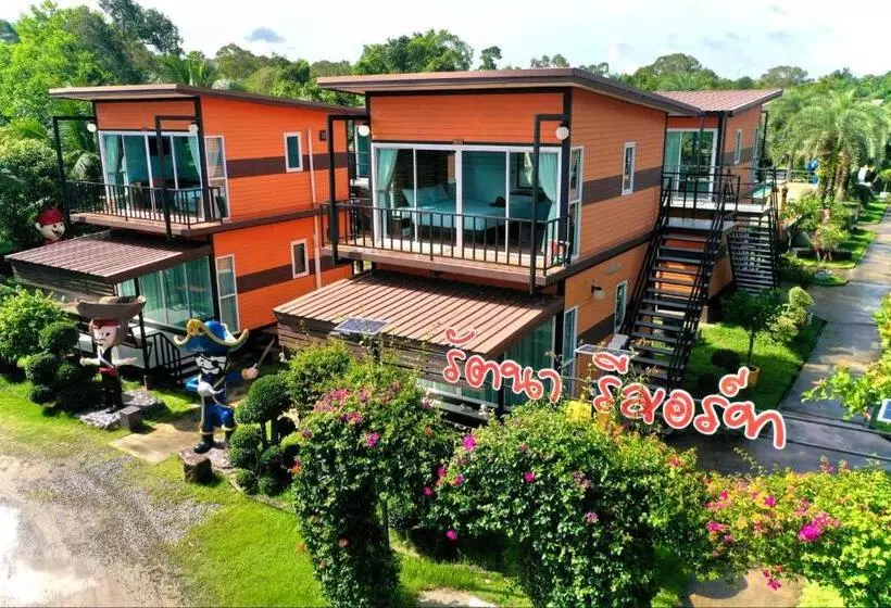 استراحتگاه รัตนารีสอร์ท ลันตาน้อย