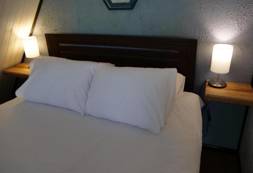 هاستل La Merced