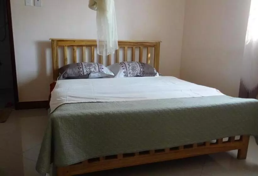 هتل Bigodi Community Lodge