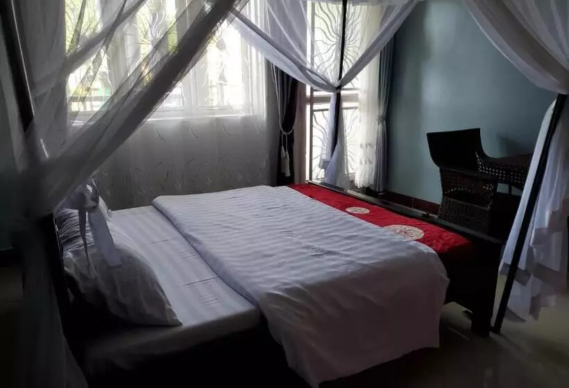 هتل Bigodi Community Lodge