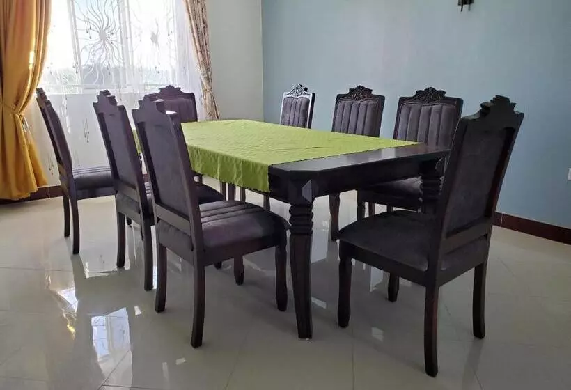 هتل Bigodi Community Lodge