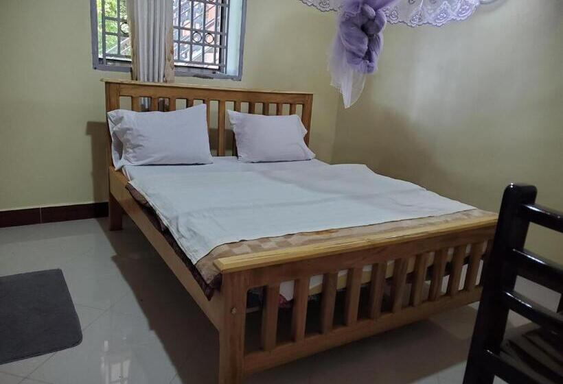 هتل Bigodi Community Lodge