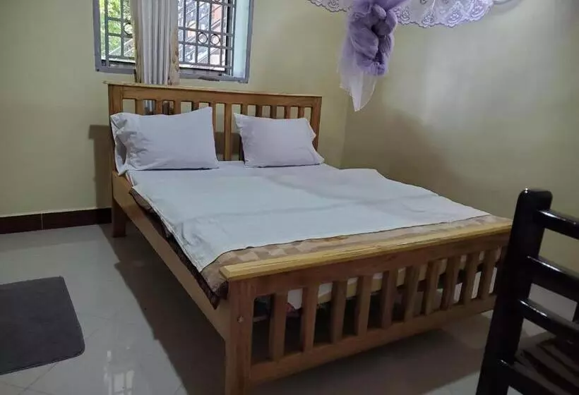 هتل Bigodi Community Lodge