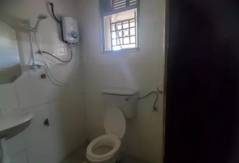 هتل Bigodi Community Lodge