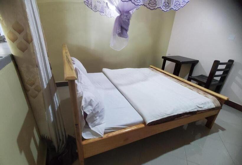 هتل Bigodi Community Lodge