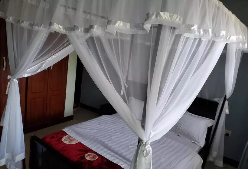 هتل Bigodi Community Lodge