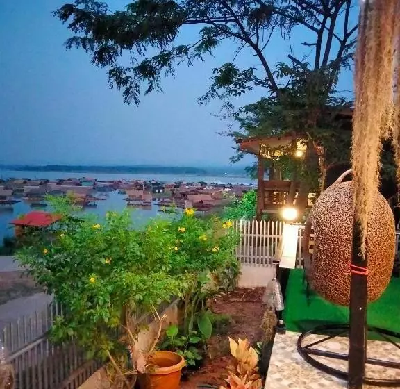 リゾートホテル โฮมสเตย์บ้านสวนริมน้ำวังใหญ่