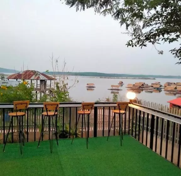 リゾートホテル โฮมสเตย์บ้านสวนริมน้ำวังใหญ่