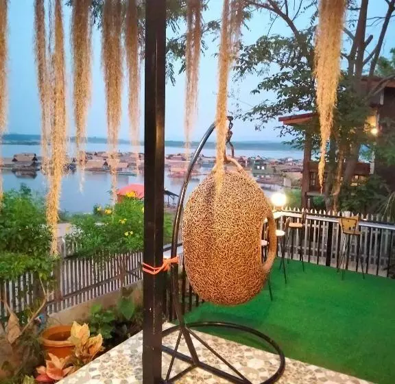 リゾートホテル โฮมสเตย์บ้านสวนริมน้ำวังใหญ่