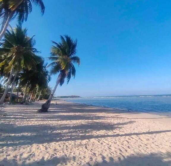 Nocleg ze śniadaniem Buluang Native Beach Resort