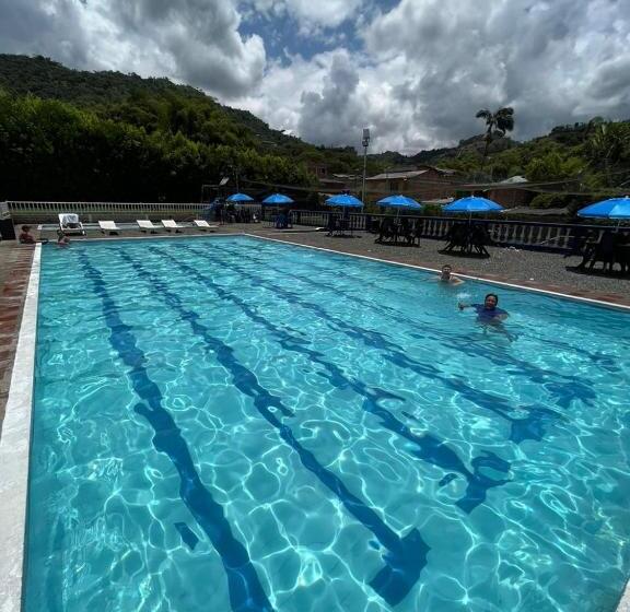 Finca Hotel Piscinando En Pereira