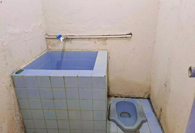 Hotelli Spot On 93840 Guest House Amanda Syariah