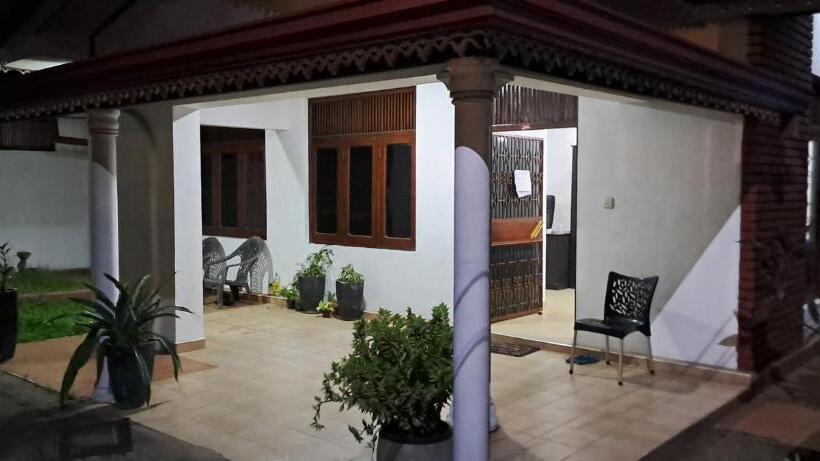 پانسیون Queen S Crown Transit Guest