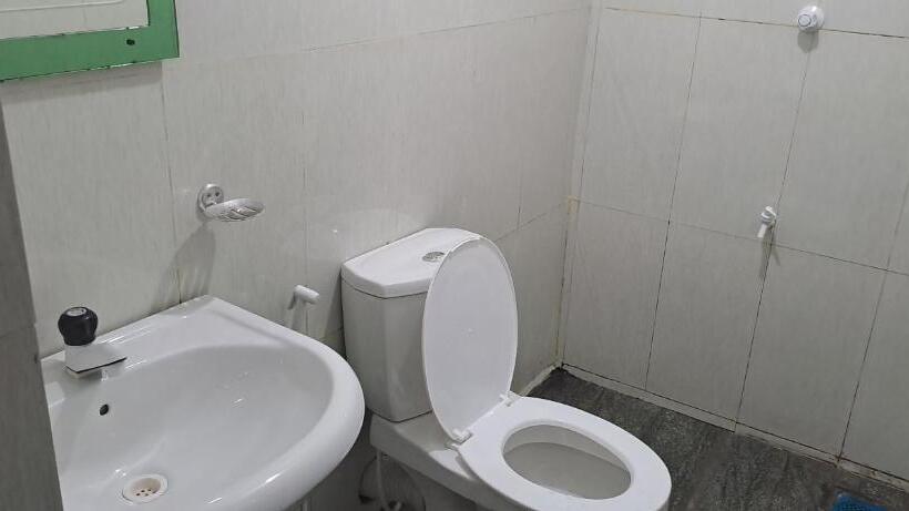 پانسیون Queen S Crown Transit Guest