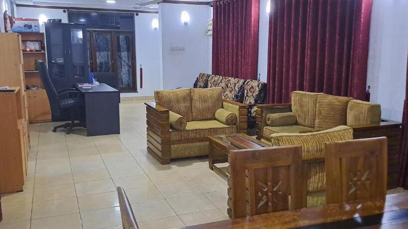 پانسیون Queen S Crown Transit Guest