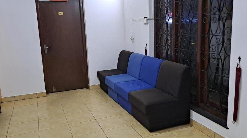 پانسیون Queen S Crown Transit Guest