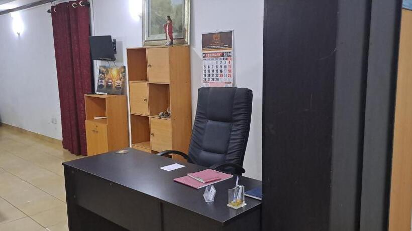 پانسیون Queen S Crown Transit Guest