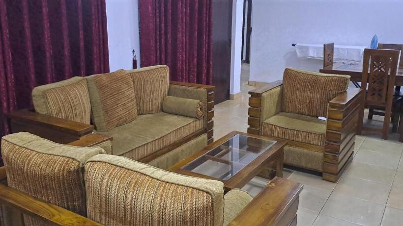 پانسیون Queen S Crown Transit Guest