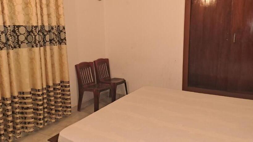 پانسیون Queen S Crown Transit Guest