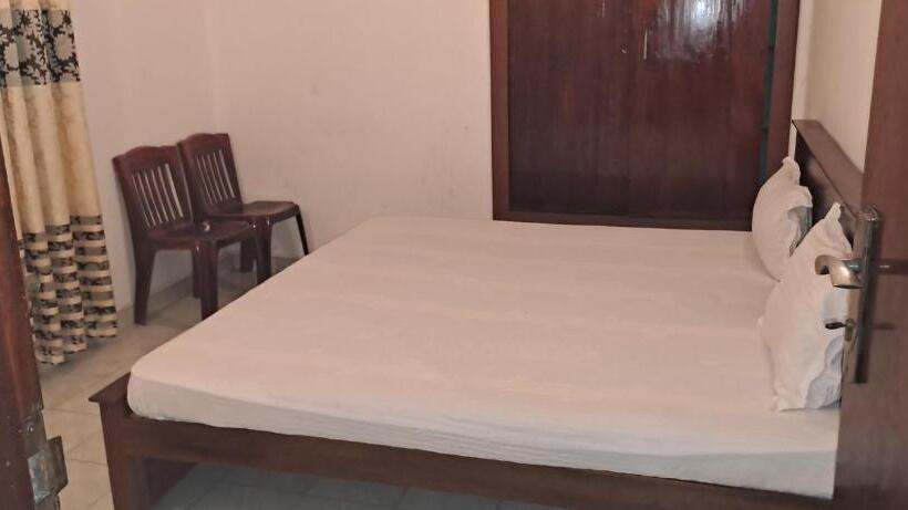 پانسیون Queen S Crown Transit Guest