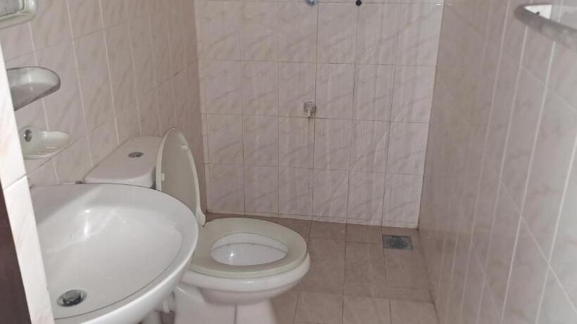 پانسیون Queen S Crown Transit Guest