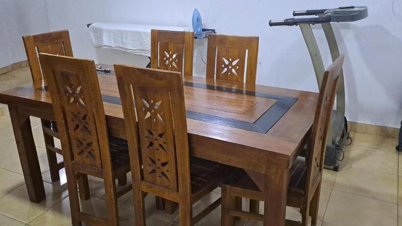 پانسیون Queen S Crown Transit Guest