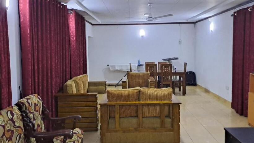 پانسیون Queen S Crown Transit Guest