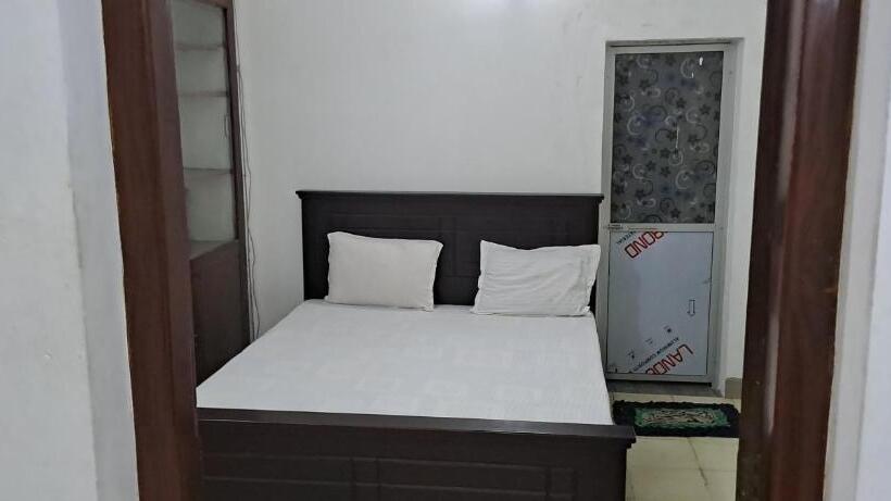 پانسیون Queen S Crown Transit Guest