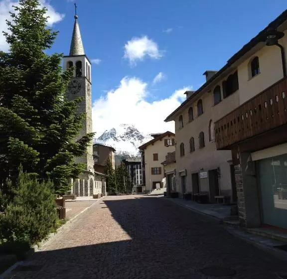 Hotelli Albergo K2