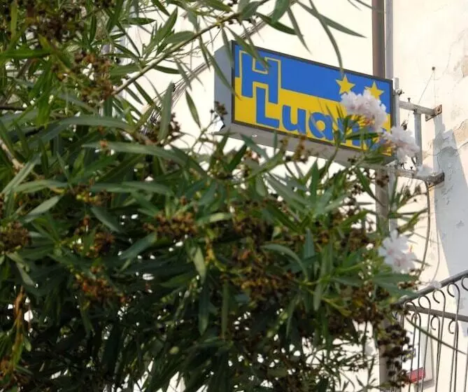 ホテル Luana