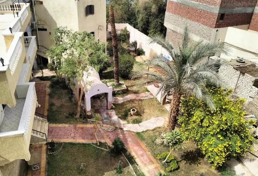 پانسیون Roof Garden House