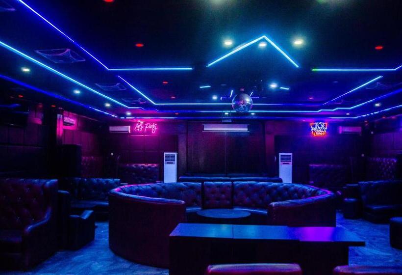 Aify Queenest Hotel And Suites