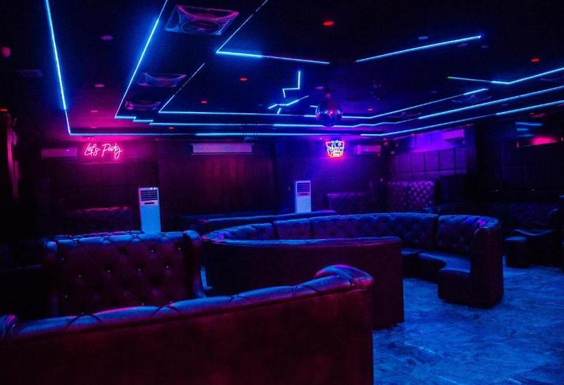 Aify Queenest Hotel And Suites