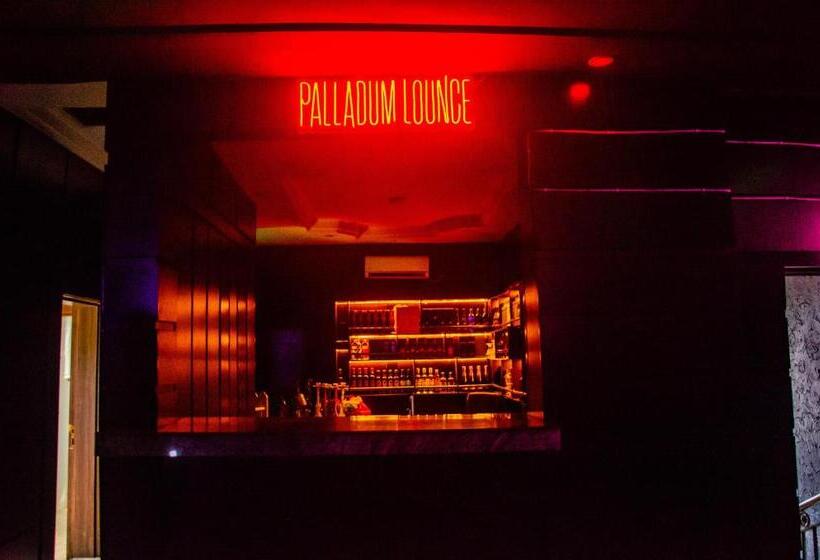 Aify Queenest Hotel And Suites